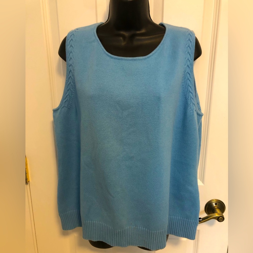 IZOD women’s plus sleeveless XL cotton sweater. Detail around arm hole. Lt blue